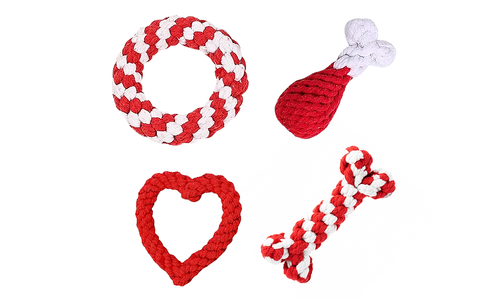 Quatre jouets tressés pour chien en rouge et blanc : un anneau rond, une forme d'os, une forme de cœur et un os en corde, conçus pour des chiens joueurs. Découvrez des accessoires pour chiens, y compris des plaques et médailles personnalisées, sur penninghond.be